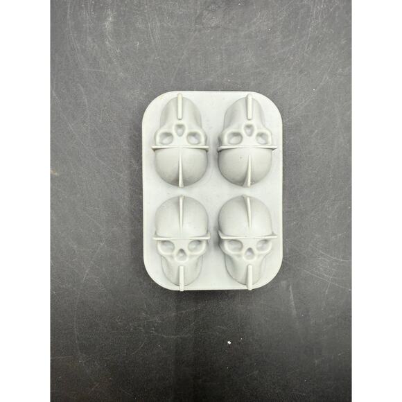 Lot of 8 Halloween Candy Trays – Silicone and Plastic – (Used) - Picture 8 of 10